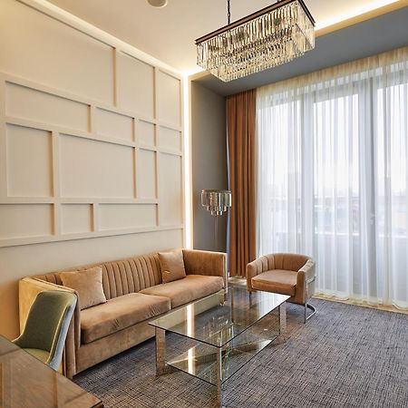 Aghababyan'S Hotel Yerevan Exterior foto A living room in a suite at the hotel