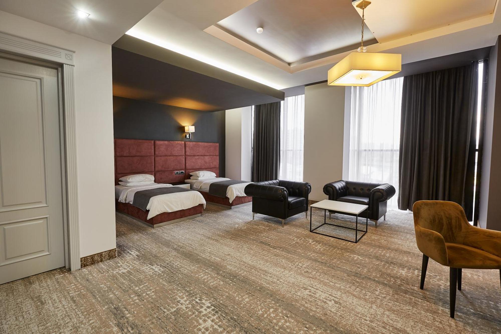 Aghababyan'S Hotel Yerevan Exterior foto A suite at the hotel