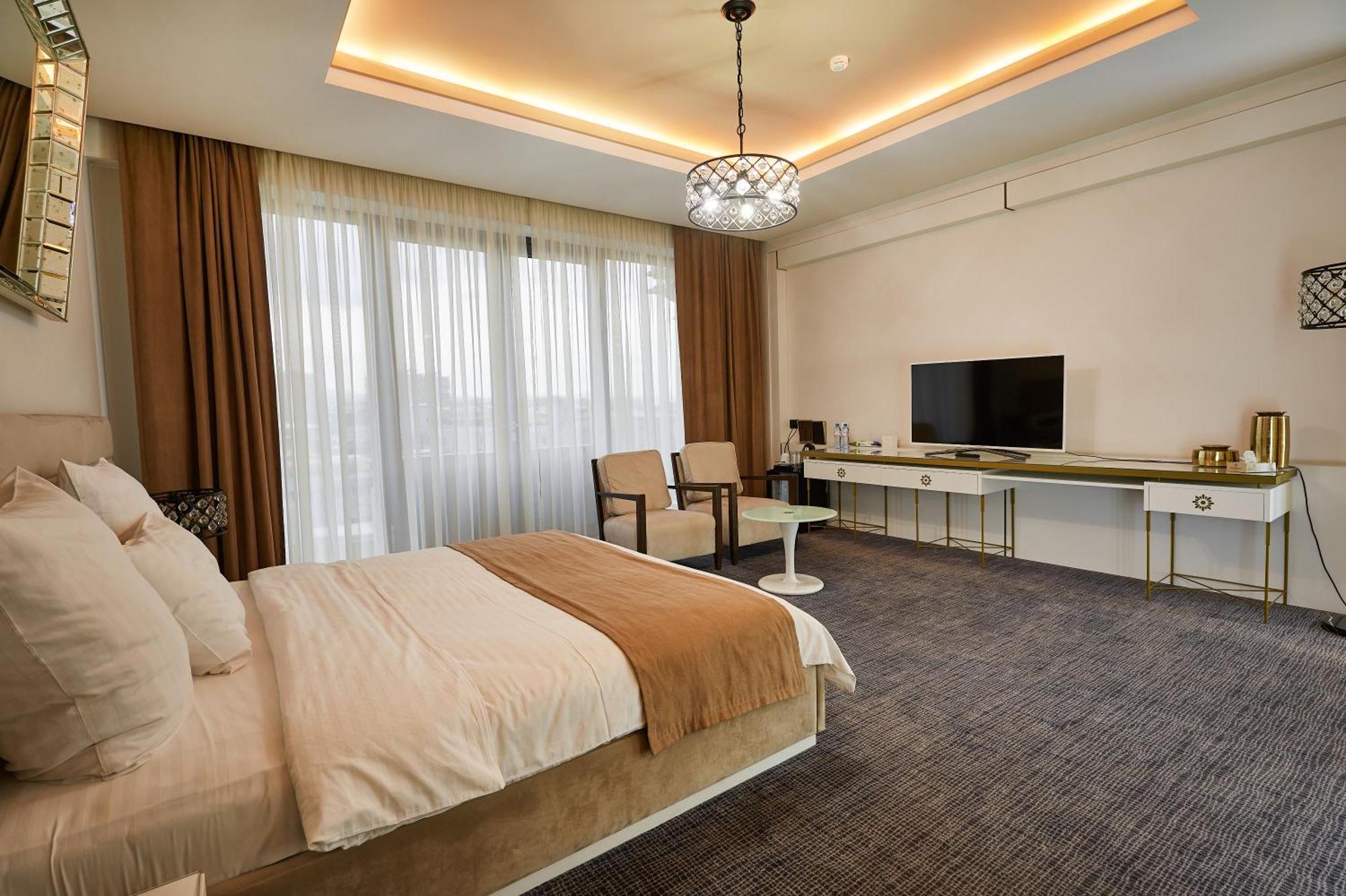 Aghababyan'S Hotel Yerevan Exterior foto A bedroom at the hotel