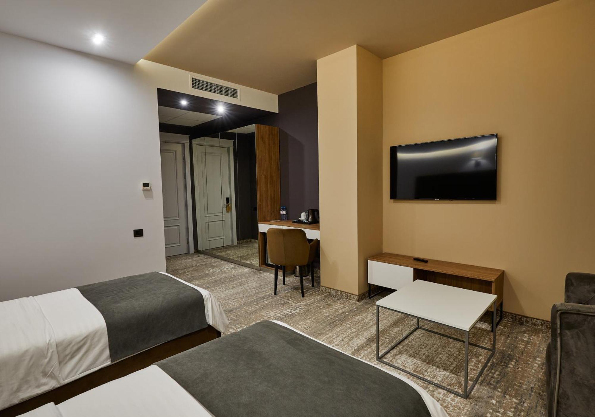 Aghababyan'S Hotel Yerevan Quarto foto A room at the hotel
