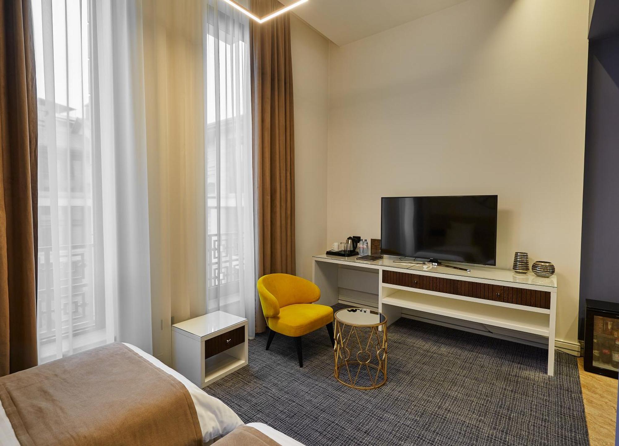 Aghababyan'S Hotel Yerevan Quarto foto A room at the hotel