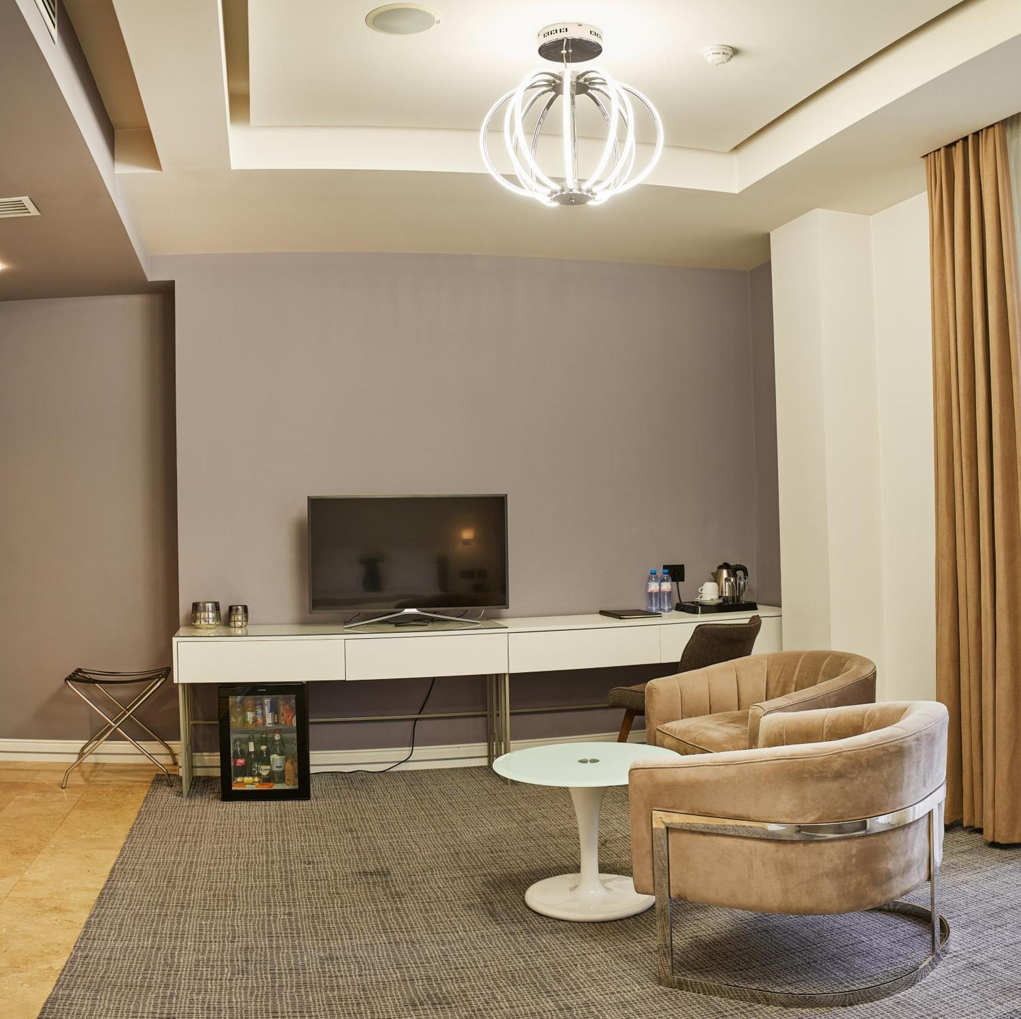 Aghababyan'S Hotel Yerevan Quarto foto A room at the hotel