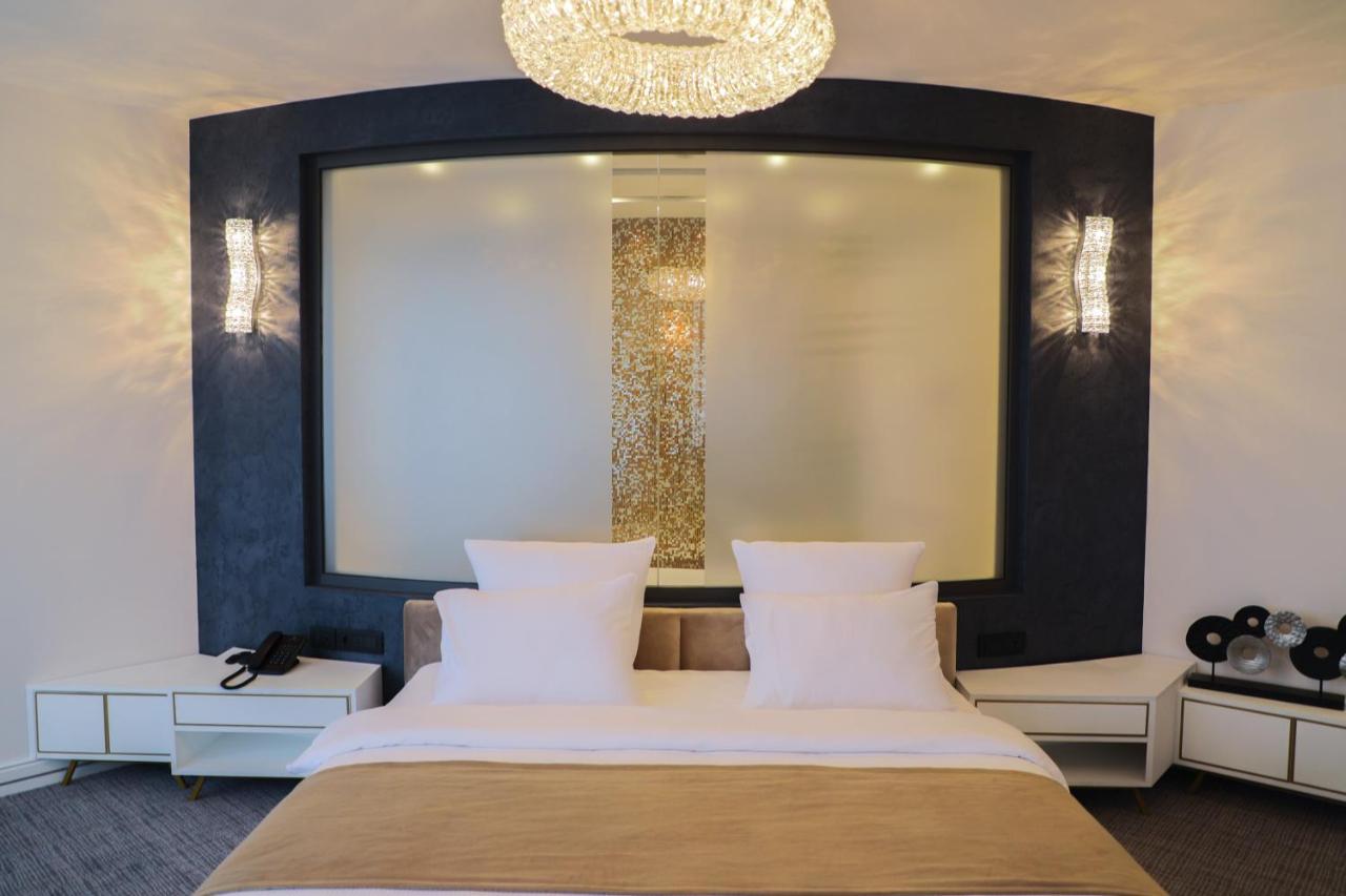 Aghababyan'S Hotel Yerevan Exterior foto A bedroom at the hotel