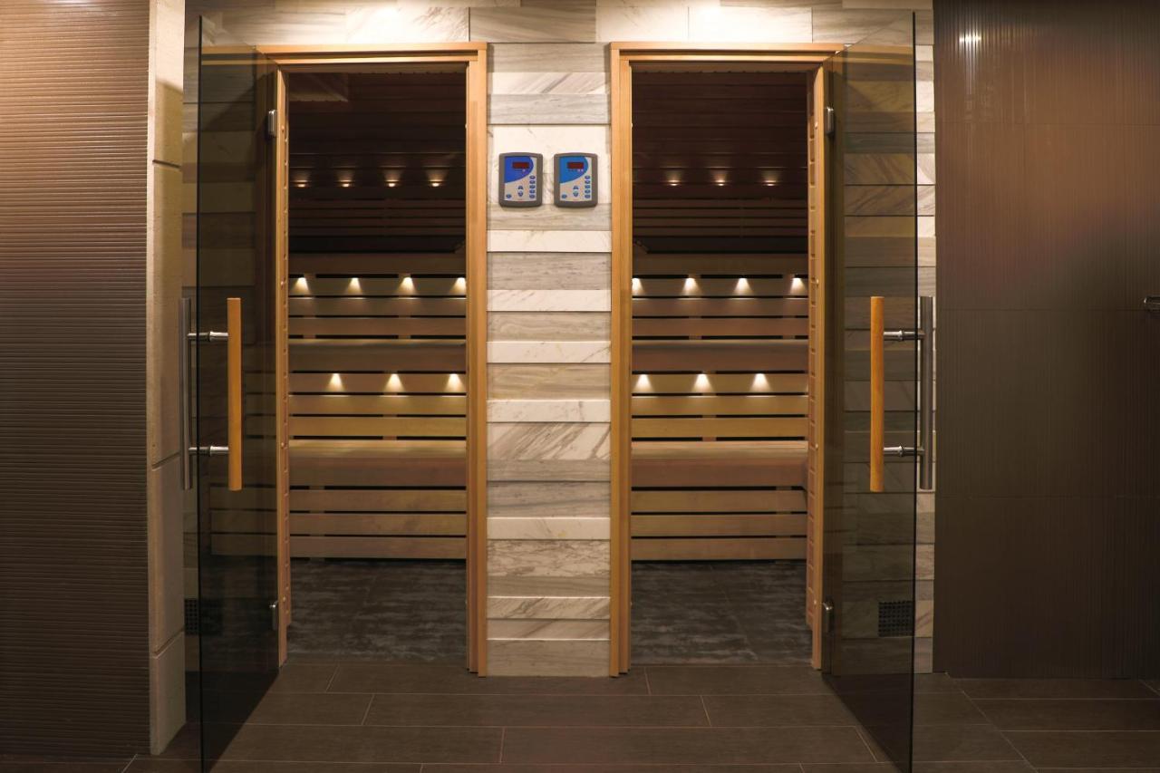 Aghababyan'S Hotel Yerevan Exterior foto A modern door