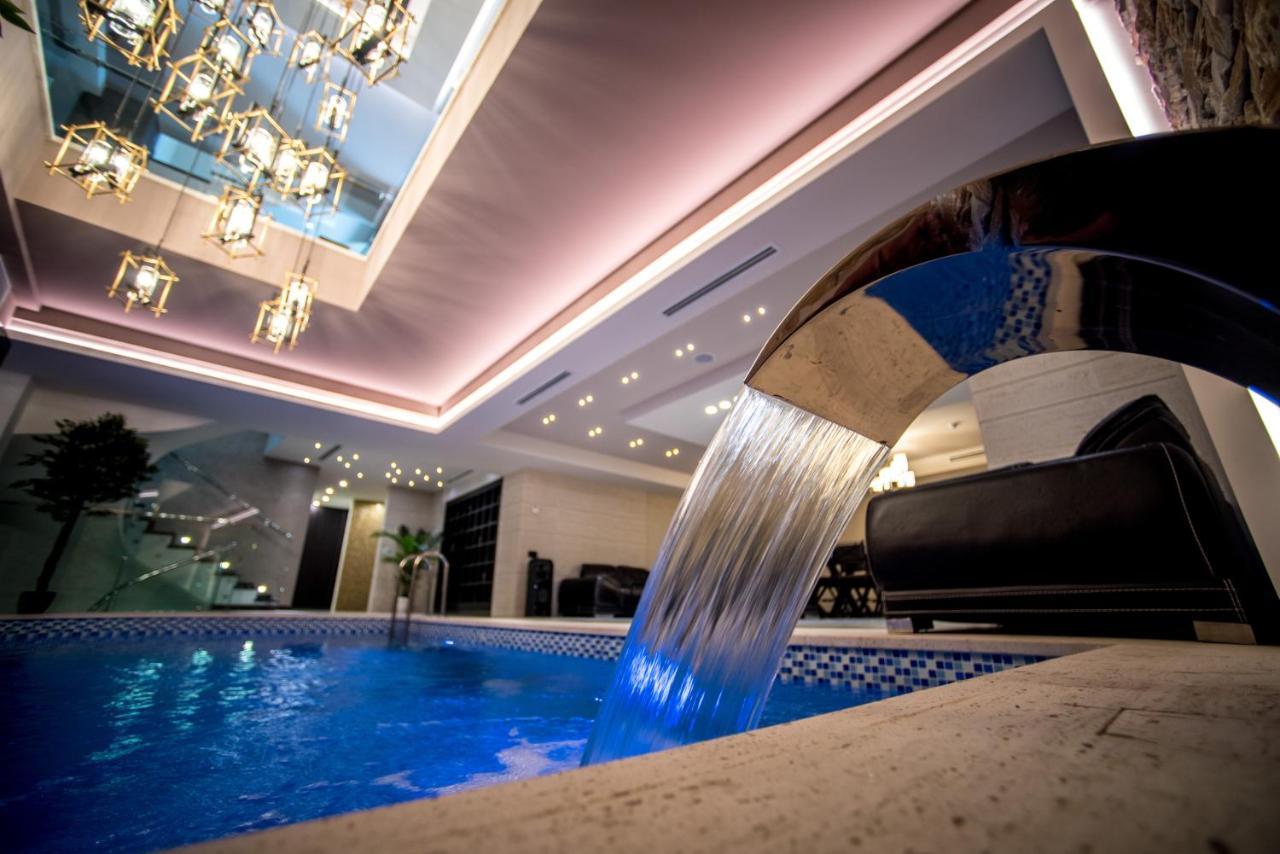 Aghababyan'S Hotel Yerevan Exterior foto The pool at the hotel