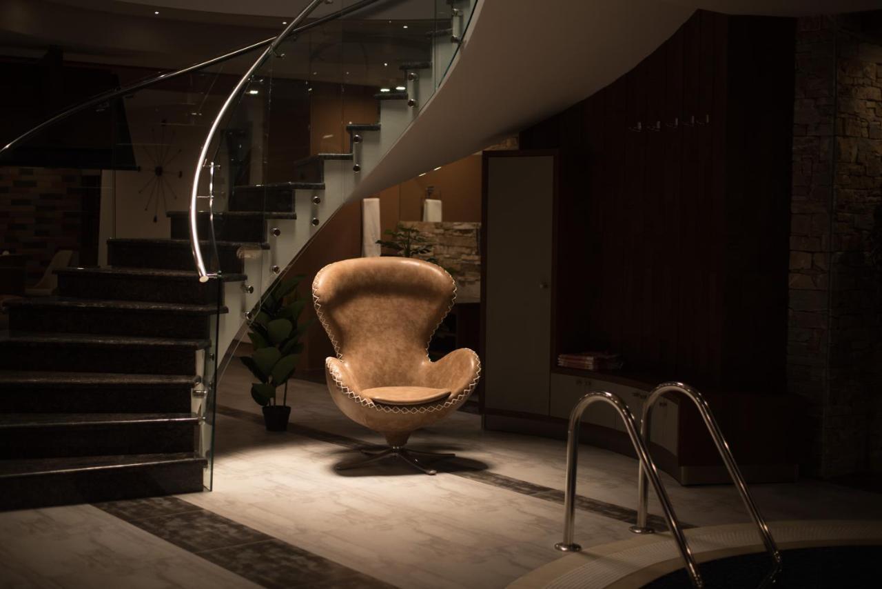 Aghababyan'S Hotel Yerevan Exterior foto The Egg Chair