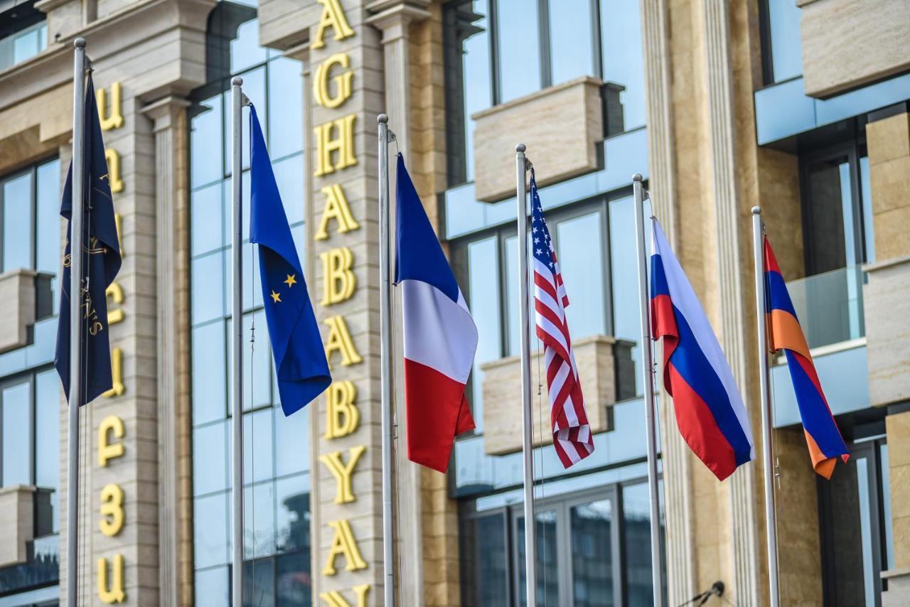 Aghababyan'S Hotel Yerevan Exterior foto Flags of the European Union, France, the United States, Russia and Armenia in front of the headquarters of the Eurasian Economic Union in Minsk