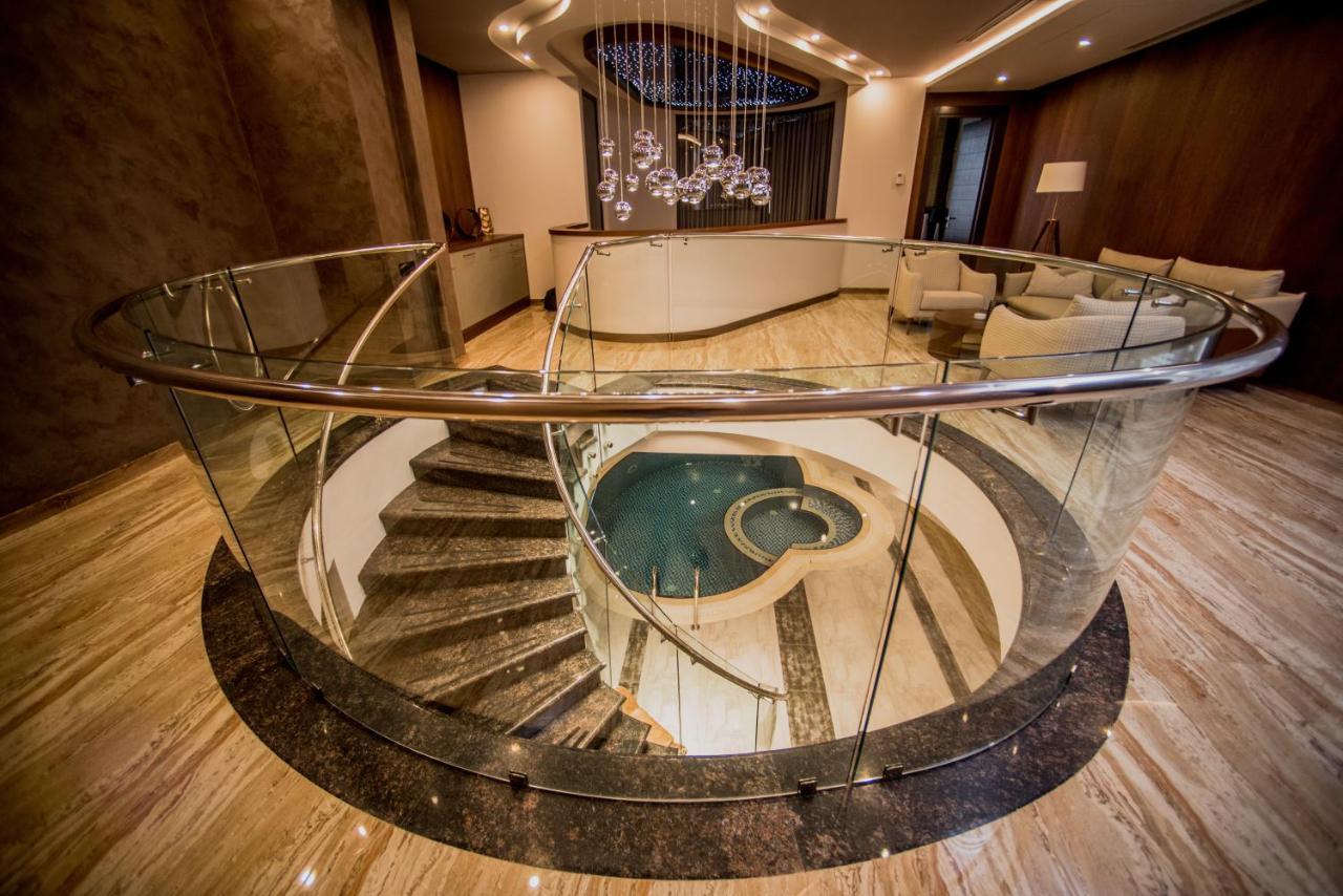Aghababyan'S Hotel Yerevan Exterior foto Spiral staircase
