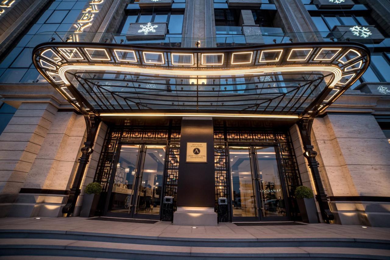 Aghababyan'S Hotel Yerevan Exterior foto Entrance of the hotel